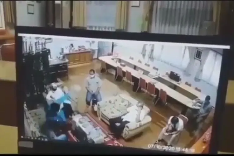 Detik-detik Lurah Benda Baru, Saidun, saat menendang kardus makanan dan minuman di ruang Kepala Sekolah SMAN 3 Tangerang/ instagram: @tangerang24jam