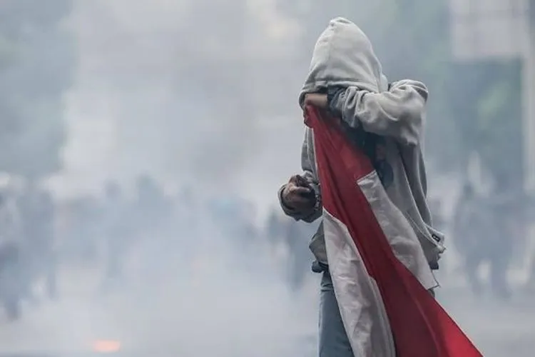 Foto Luthfi membawa bendera Merah Putih yang viral di media sosial setelah kerusuhan antara pelajar dan polisi di kawasan Senayan, September 2019.