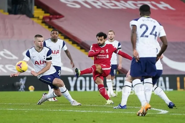 Aksi Mohamed Salah pada laga Liga inggris antara Liverpool FC melawan Tottenham Hotspur di Stadion Anfield Liverpool, Kamis (16/11) dini hari. Foto: EPA-EFE/Jon Super / POOL
