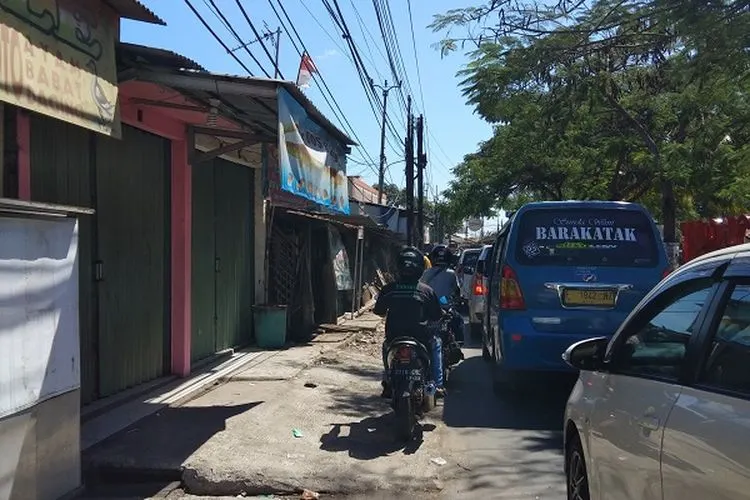 Suasana kemacetan di dekat lampu merah eks Giant Wisma Asri, Bekasi Utara, Kota Bekasi. (Ayobekasi.net/Firda Puri Agustine)