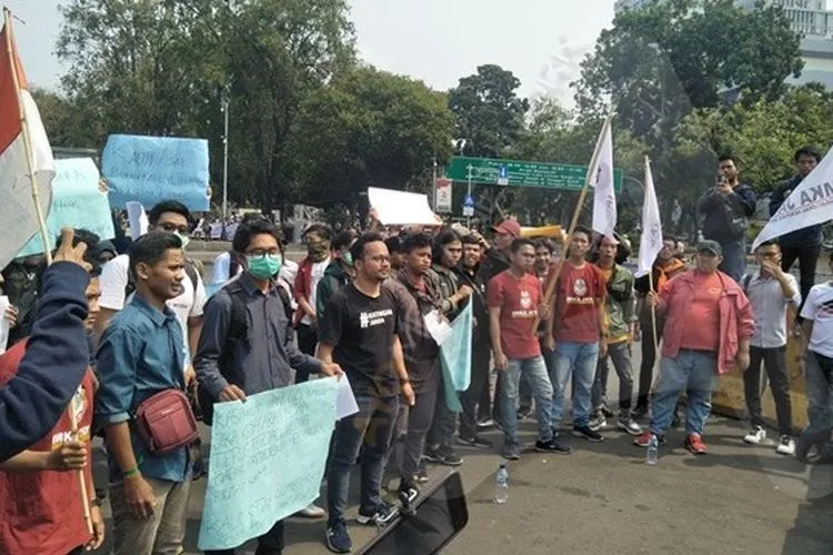Aliansi mahasiswa menggelar unjuk rasa di depan Istana Merdeka/Ayojakarta.com