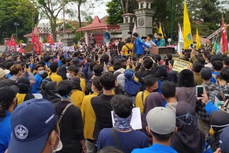 Mahasiswa dari berbagai kampus dan perwakilan buruh di Kota Purwokerto, menggelar aksi unjuk rasa di depan kantor setda/DPRD Banyumas, Rabu (7/10). Mereka menuntut UU Cipta Kerja dicabut.  Foto: Republika/Eko Widiyatno