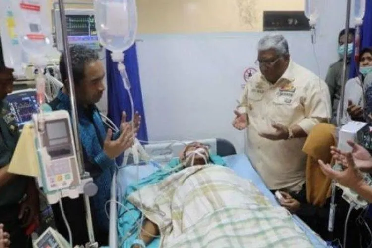 Gubernur Sultra Ali Mazi dan Ketua DPRD Sultra Abdurrahman Saleh saat berdoa untuk kesembuhan mahasiswa UHO Kendari, Yusuf Kardawi. Dikabarkan telah meninggal dunia, Jumat (27/9/2019) /Dokumen Dinas Kominfo Sultra