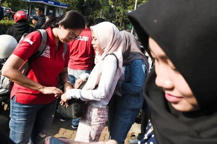 Petugas kepolisian merazia barang bawaan mahasiswa saat gelar patroli cipta kondisi gabungan P4GN di Universitas Nasional, Jakarta, Selasa (25/6/2019). Satuan Reserse Narkoba Polres Metro Jakarta Selatan bekerja sama dengan BNN Kota Jakarta Selatan menggelar patroli cipta kondisi gabungan P4GN (Pencegahan dan Pemberantasan Penyalahgunaan dan Peredaran Gelap Narkoba) untuk mencegah peredaran narkotika di lingkungan kampus. ANTARA FOTO/Galih Pradipta/ama.
