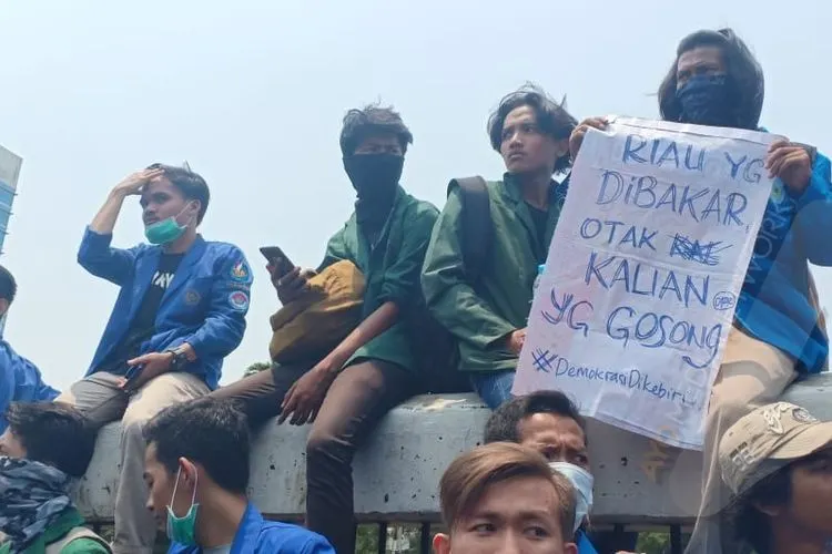Sejumlah mahasiswa yang bergabung dalam aksi besar-besaran di depan Gedung DPR RI, Jakarta, pada Selasa (24/9/2019)/Ayojakarta.com