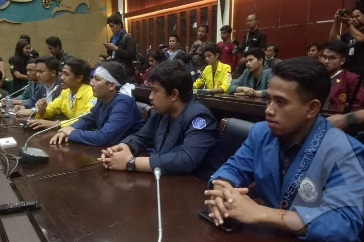 Perwakilan mahasiswa diterima Badan Legislatif DPR RI ketika berunjukrasa di depan Gedung Parlemen, Senayan, Jakarta, Senin (23/9/2019)/Ayojakarta.com