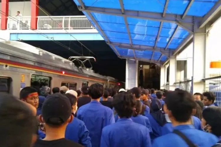 elombang mahasiswa terus berdatangan menggunakan kereta api dari Stasiun Palmerah menuju DPR, Selasa sore (24/9/2019)/Antaranews