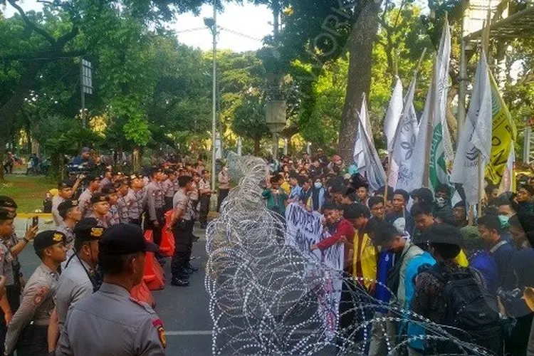Mahasiswa dari BEM SI dihadang saat akan menuju depan Istana/Ayojakarta.com