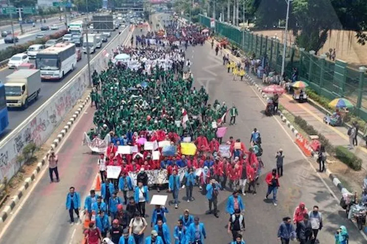 Belasan ribu mahasiswa berdatangan ke depan gerbang Kompleks Parlemen, Senayan, Jakarta, Selasa siang (24/9/2019)/Ayojakarta.com
