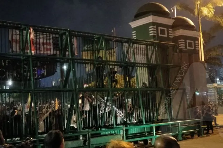 Mahasiswa di depan gedung DPR RI mulai nekat memanjat pagar/Ayojakarta.com