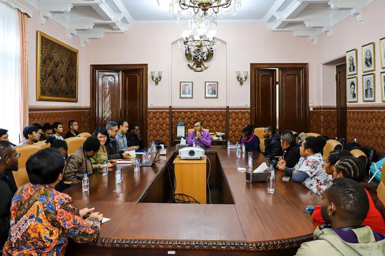 Pertemuan mahasiswa baru Indonesia asal Papua dengan Wakil Kepala Perwakilan RI di Moskow, Azis Nurwahyudi di KBRI Moskow, Jumat (25/10/2019)/KBRI Moskow