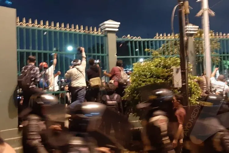 Sejumlah mahasiswa di depan gedung DPR RI patahkan pagar pembatas/Ayojakarrta.com