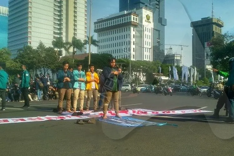 Mahasiswa dari BEM SI salat Ashar/Ayojakarta.com