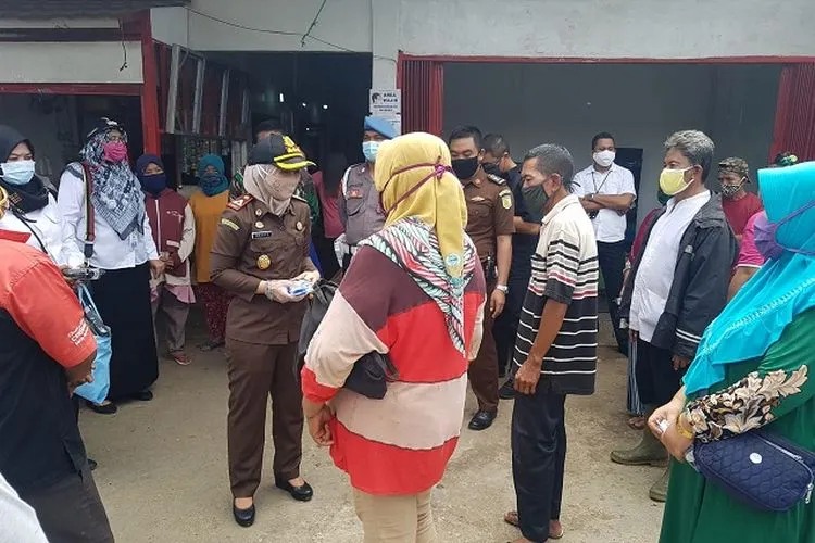 Kajari Kabupaten Bekasi, Mahayu Dian Suryandari bersama Camat dan jajaran Gugus Tugas Kecamatan Tambelang mengecek ketaatan di Pasar Tambelang yang dijadikan salah satu check point Pembatasan Sosial Berskala Besar (PSBB).
