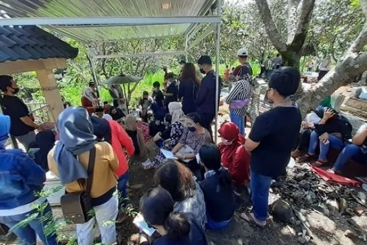 Makam Didi Kempot di Tempat Pemakaman Umum (TPU) Desa Majasem, Kecamatan Kendal, Kabupaten Ngawi, Jawa Timur, ramai oleh para peziarah. (foto dok Madiunpos)