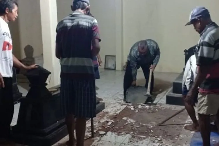 Sejumlah orang menggali tanah yang rencananya digunakan untuk memakamkan Ibu Presiden Joko Widodo, Sudjiatmi Notomihardjo, di Permakaman Mundu, Desa Selokaton, Kecamatan Gondangrejo, Rabu (25/3/2020). [Dokumentasi]