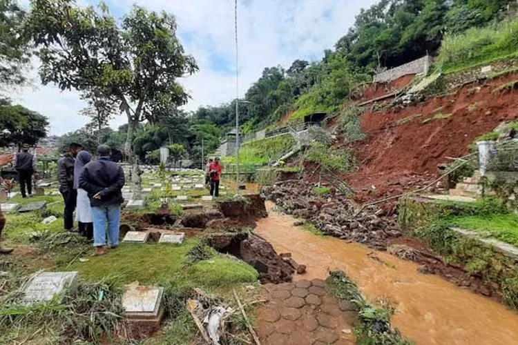 Kondisi 29 makam di TPU Cikutra, Kota Bandung rusak akibat longsor, Sabtu (2/5/2020). (Ayobandung.com)