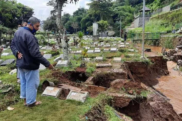 Kondisi makam di TPU Cikutra, Kota Bandung rusak akibat longsor, Sabtu (2/5/2020). (Ayobandung.com)