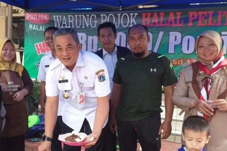 Wali Kota Jakpus Bayu Meghantara mencicipi makan murah di Kantor Kelurahan Menteng (pusat.jakarta.go.id)