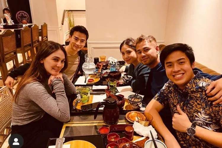 Luna Maya dan pasangannya makan bareng keluarga Raffi Ahmad di Jepang (Instagram)
