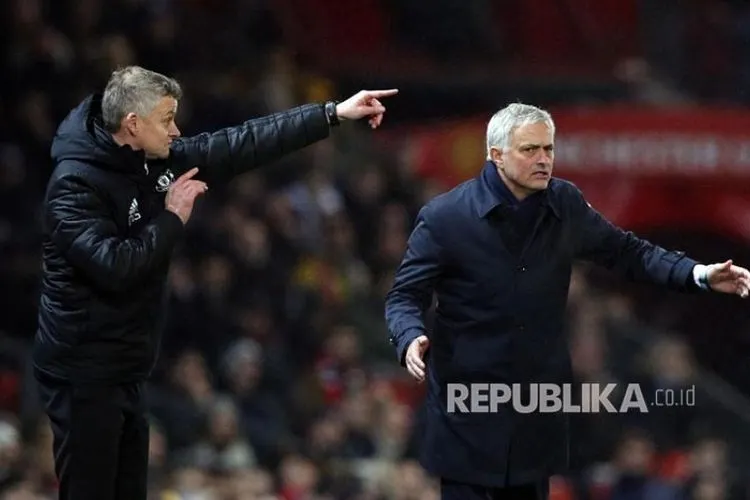 Manager MU Ole Gunnar Solskjaer (kiri) dan Manager Spurs Jose Mourinho (kanan) pada laga Liga Inggris antara Manchester United menjamu Tottenham Hotspur di Old Trafford, Kamis (5/12) dinihari.  Foto: Lynne Cameron/EPA EFE