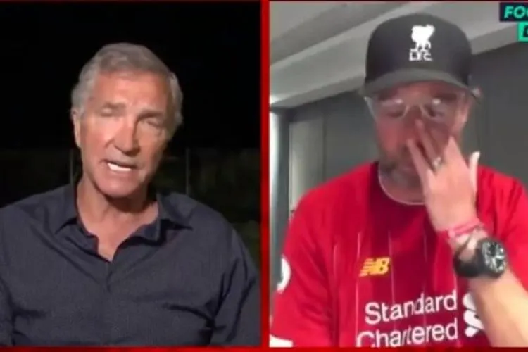 Manajer Liverpool, Jurgen Klopp, menangis saat wawancara. (Screenshot/@footballdaily).