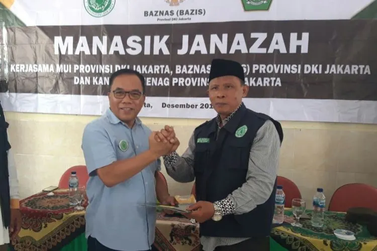 Bupati Husein Murad bersama perwakilan MUI DKI di sela pelatihan manasik jenazah (pulauseribu.jakarta.go.id)