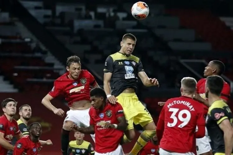 Manchester United harus puas ditahan imbang 2-2 oleh tamunya Southampton. (Foto: AFP/Clive Brunskill)
