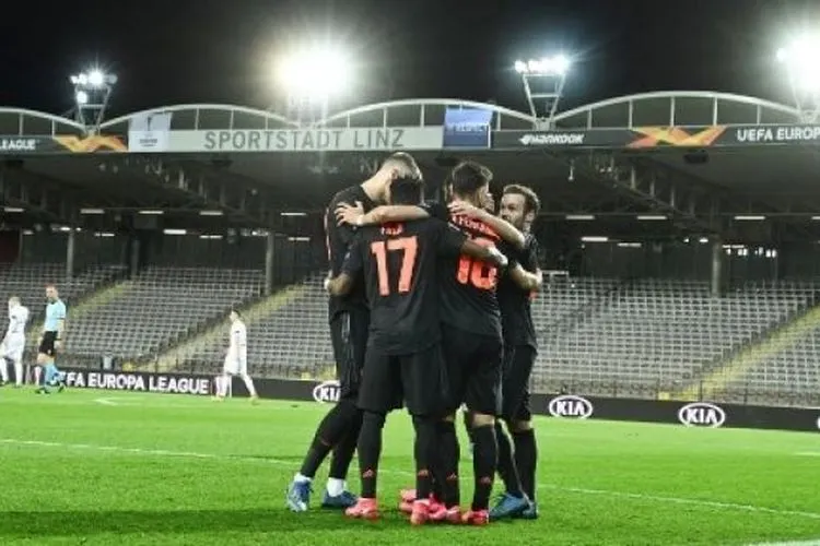 Para pemain Manchester United merayakan gol ke gawang Leicester City pada laga pekan terakhir Liga Inggris 2019/2020 di King Power Stadium, Leicester, Minggu (26/6/2020) malam WIB. [OLI SCARFF / POOL / AFP]