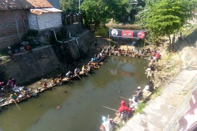 Relawan Solo Hebat mengajak warga memancing bersama di Kelurahan Nusukan, Kecamatan Banjarsari, Kota Solo, Minggu (30/8/2020). (ist)