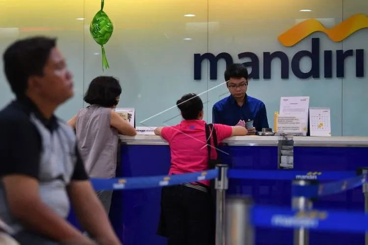 Nasabah di Bank Mandiri. (Antara Foto)