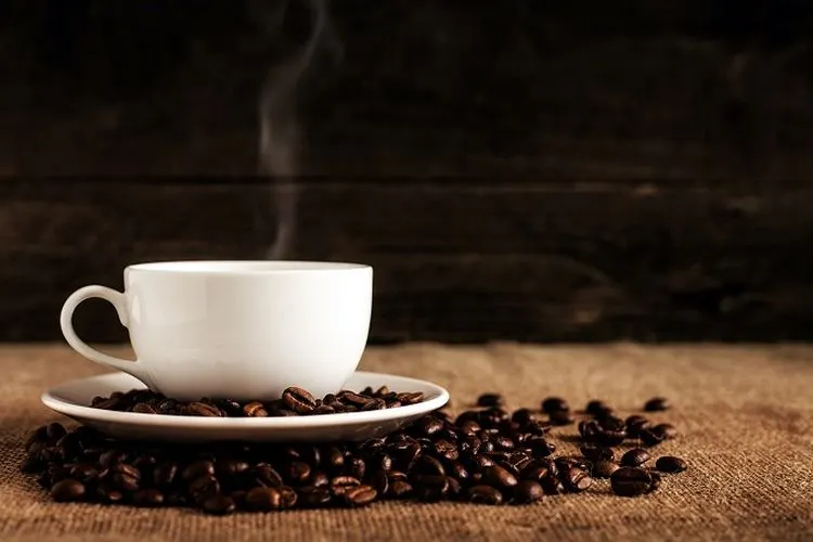 ilustrasi penyajian kopi (Unsplash.com/Mike Kenneally)