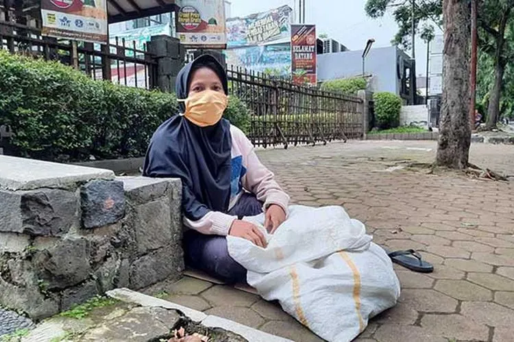 Eros, warga Padalarang yang mengaku terpaksa menunggu bantuan bermodalkan karung di sekitaran Gedung Sate Bandung (Ayobandung.com/Nur Khansa)