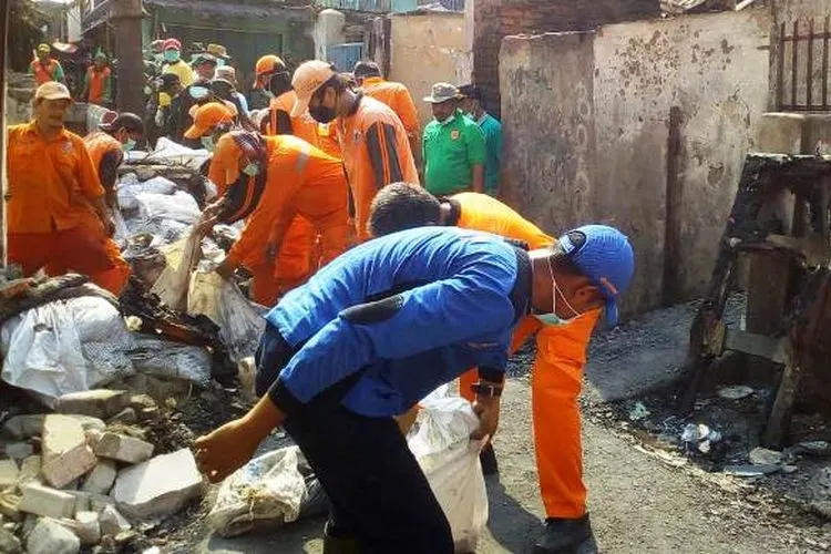 Petugas membersihkan sisa-sisa kebakaran di Kelurahan Maphar/barat.jakarta.go.id