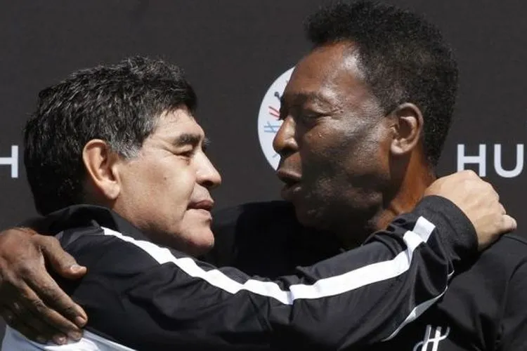 Mendiang Maradona bersama legenda sepak bola Pele/Patrick Kovarik/AFP