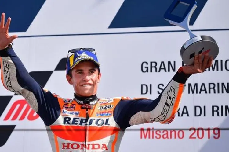 Pebalap Repsol Honda, Marc Marquez, merayakan keberhasilan memenangi balapan MotoGP San Marino di Sirkuit Misano, Minggu (16/9/2019. [AFP/Marco Bertorello]