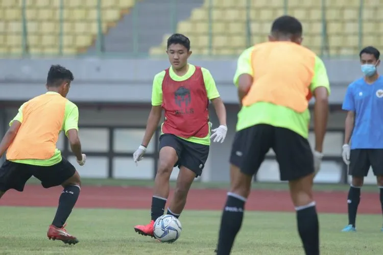 Kapten timnas U-16, Marcel Januar dkk mengenakan sarung tangan saat mengikuti TC di Bekasi. (dok PSSI)