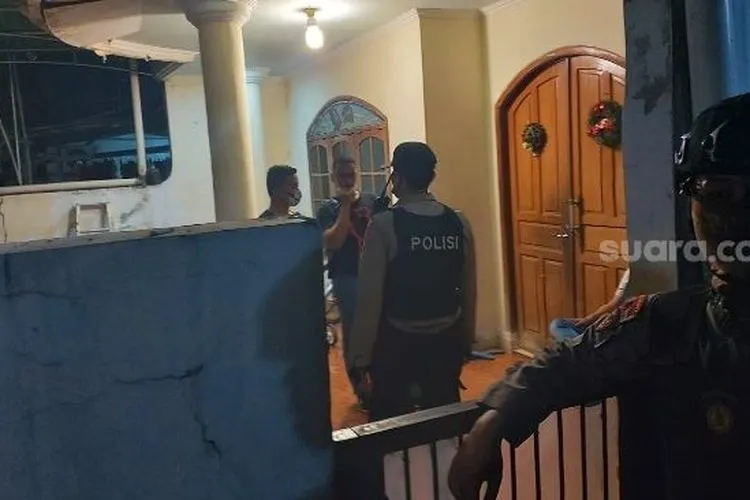 Polisi menggerebek markas anak buah John Kei di Perumahan Tytyan Indah, Kecamatan Medan Satria, Kota Bekasi, Minggu (21/6/2020) malam. [Suara.com/Mochamad Yacub Ardiansyah]