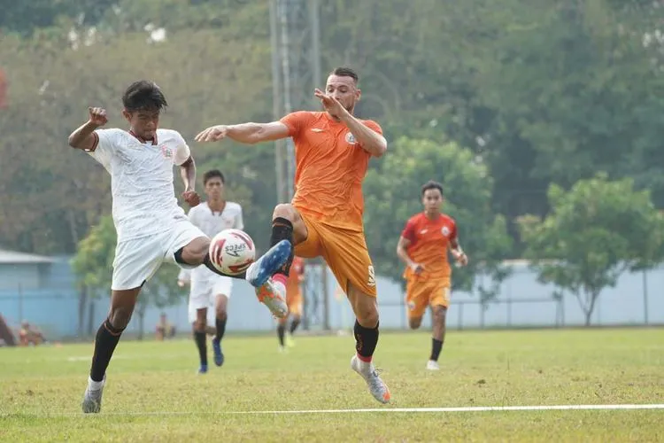 Striker Persija, Marko Simic berebut bola saat uji coba internal melawan EPA Persija. (dok  Persija.id)