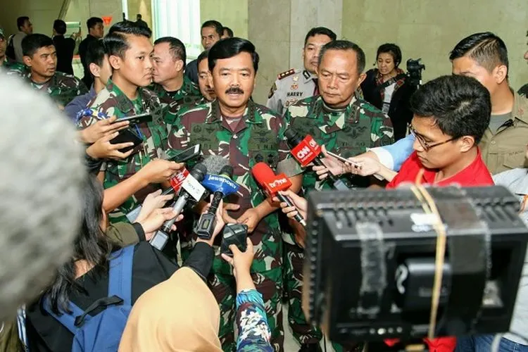 Panglima TNI Marsekal Hadi Tjahjanto menjawab pertanyaan wartawan. (Dok. Puspen TNI)