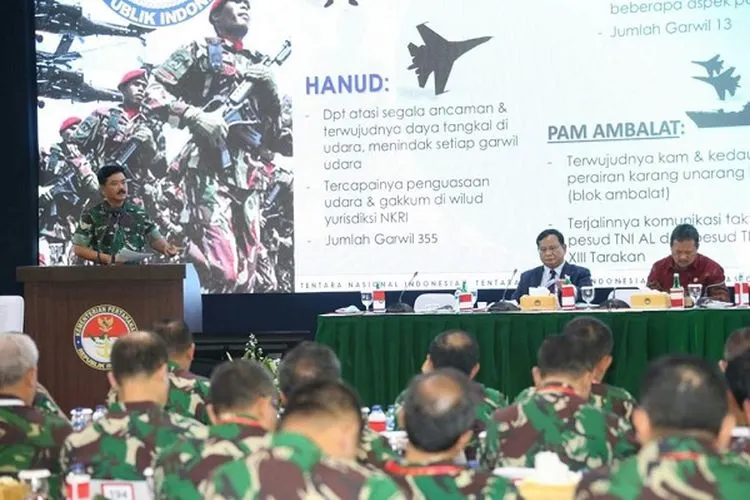 Panglima TNI, Marsekal TNI Hadi Tjahjanto, memberi presentasi di depan peserta Rapat Pimpinan Kementerian Pertahanan (Rapim Kemhan) tahun 2020 di Gedung Kemhan RI, Jalan Medan Merdeka Barat, Jakarta Pusat, Kamis (23/1/2020). (Dok. Puspen TNI)