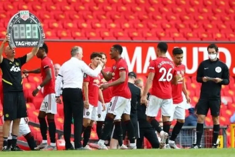 Anthony Martial digantikan usai mencetak tiga gol kemenangan Manchester United dalam pertandingan Liga Inggris yang berlangsung di Old Trafford, Kamis (25/6/2020). [AFP]
