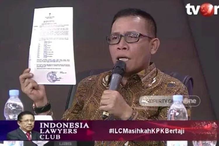 Anggota Komisi III DPR, Masinton Pasaribu menunjukkan bocoran sprinlidik kasus Wahyu Setiawan saat acara ILC, Selasa (14/1/2020) malam. (Repro)