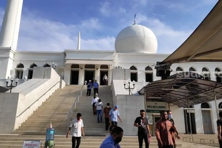 Penampakan Masjid Al Azhar saat menggalelar salat Asar berjemaah. (Suara.com/Bagaskara).