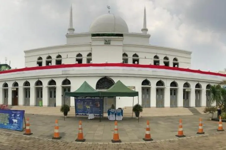 Suasana Masjid Agung Al-Azhar, Kecamatan Kebayoran Baru pada Kamis (30/7/2020), menjelang pelaksanaan sholat Idul Adha.  Foto: Shabrina Zakaria