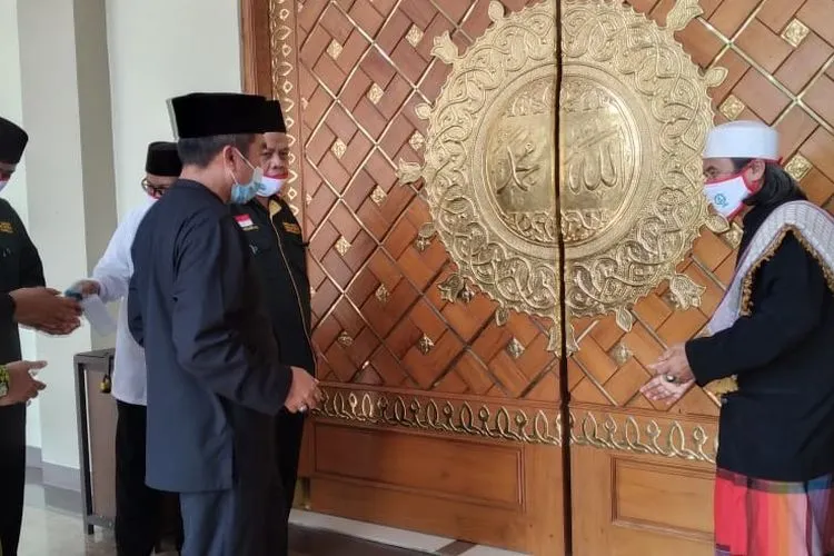 Ketua DMI Kabupaten Tasikmalaya KH. Dede Saeful Anwar Sekretaris Daerah Kabupaten Tasikmalaya Muhammad Zen di Masjid Baitulrahman Kabupaten Tasikmalaya, Selasa (2/6/2020).