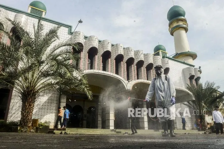 Petugas menyemprotkan disinfektan saat peluncuran Gerakan Semprot Disinfektan 10.000 Masjid di Masjid Al Munawar, Pancoran, Jakarta, Jumat (13/3).  Foto: Republika/Putra M. Akbar