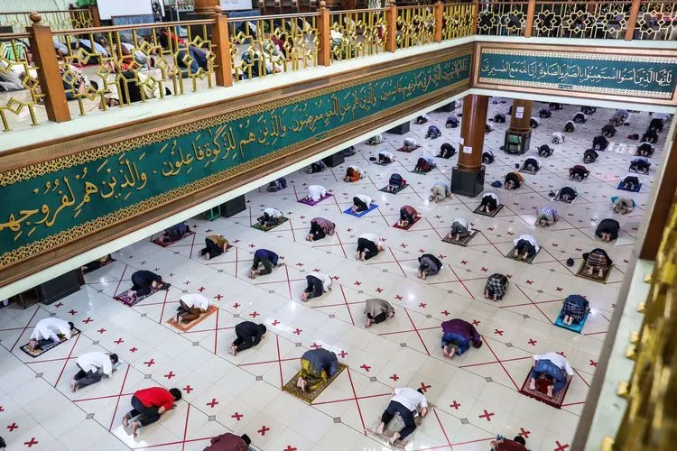 Ilustrasi ibadah salat di masjid (Kompas.com/Garry Lotulungu)