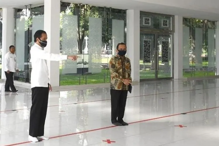 Presiden Jokowi jelang pelaksnaan salat Jumat di lingkungan Istana. (Foto Biro pers Media dan Informasi Sekretariat Presiden)