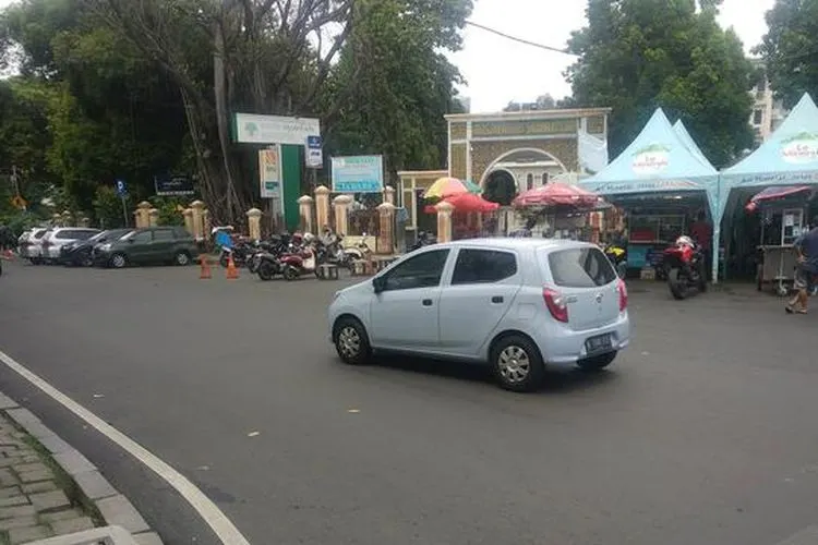 Jaan di depan Masjid Sunda Kelapa dibuka kembali usai penemuan tas mencurigakan, Selasa (31/12/2019). (Liputan6.com/ Putu Merta Surya Putra)